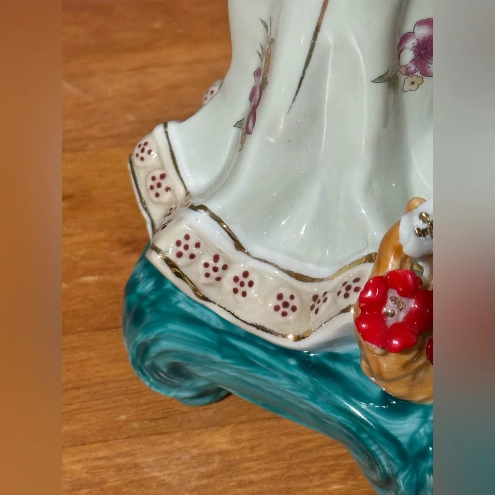 Japanese Geisha Girl Figurine Hand Painted Porcelain Collectible 🏯